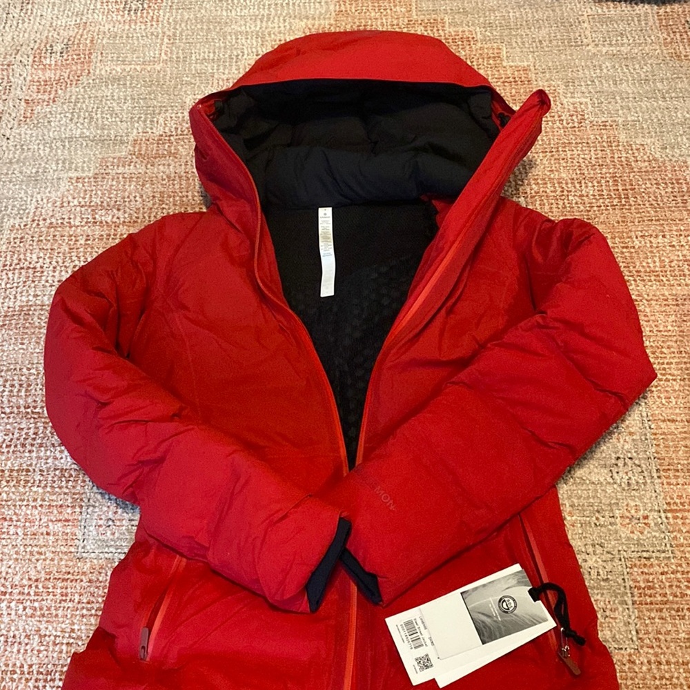 Brand New Lululemon Women’s Jacket (size 4)